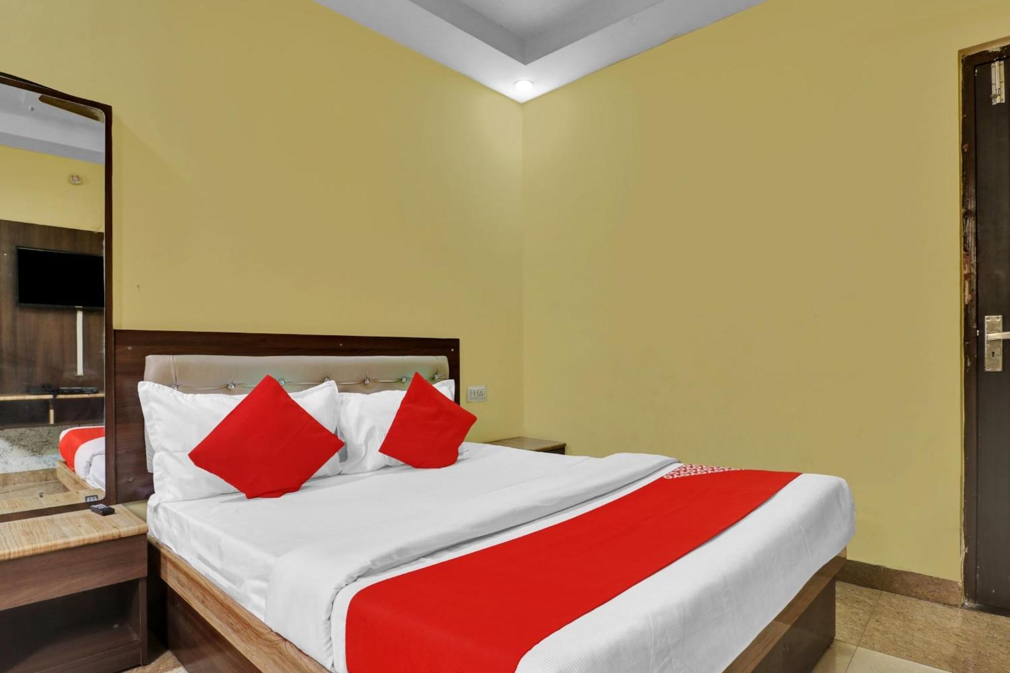 Capital O Royal Inn Near Laskar Gwalior Exterior foto